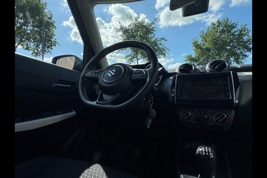 Suzuki Swift 1.2 Comfort Smart Hybrid ADAPT. CRUISE / PARKEERSENSOREN / CAMERA / STOELVERWARMING / CARPLAY / DAB+ / METALLIC LAK