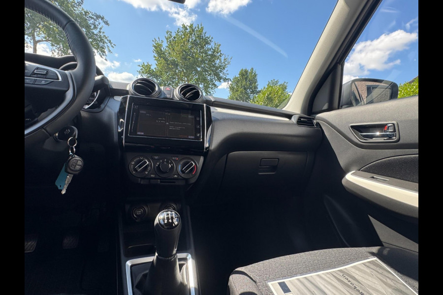 Suzuki Swift 1.2 Comfort Smart Hybrid ADAPT. CRUISE / PARKEERSENSOREN / CAMERA / STOELVERWARMING / CARPLAY / DAB+ / METALLIC LAK