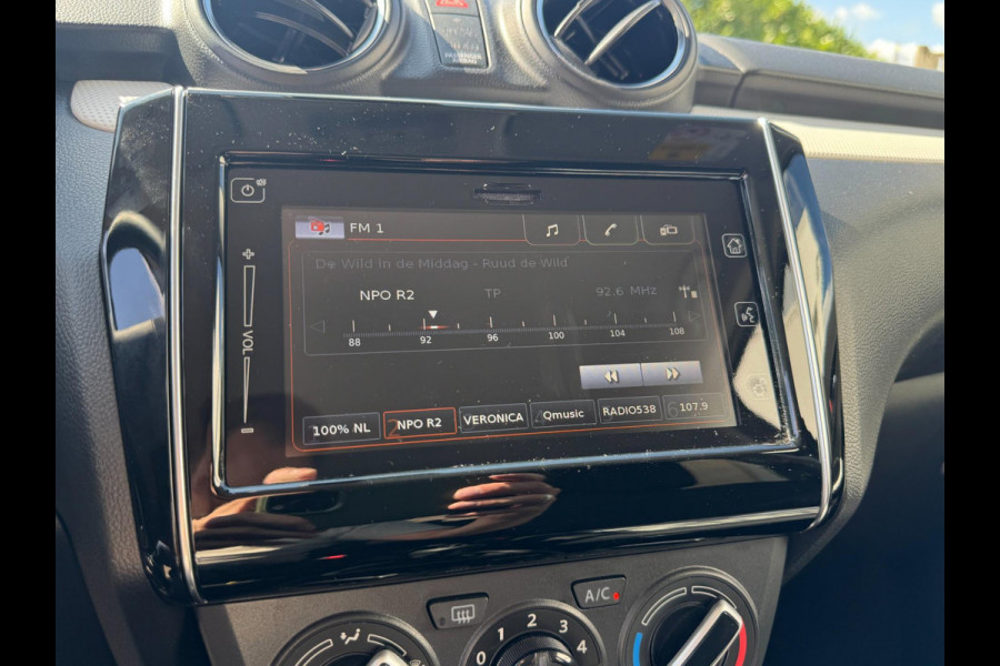 Suzuki Swift 1.2 Comfort Smart Hybrid ADAPT. CRUISE / PARKEERSENSOREN / CAMERA / STOELVERWARMING / CARPLAY / DAB+ / METALLIC LAK