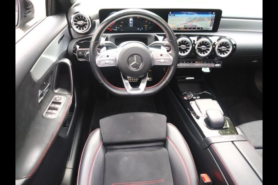 Mercedes-Benz A-Klasse 180 Aut. Business Sol. AMG | Panorama | Sfeer Verlichting | Sportstoelen |