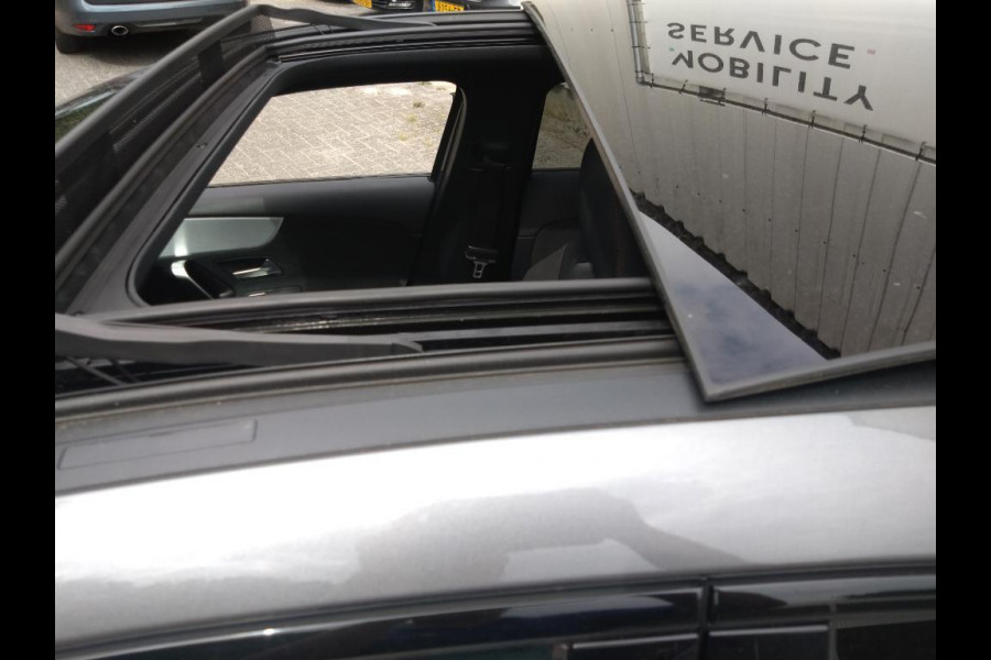 Mercedes-Benz A-Klasse 180 Aut. Business Sol. AMG | Panorama | Sfeer Verlichting | Sportstoelen |