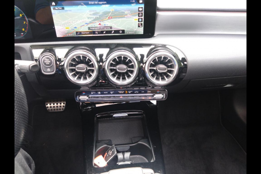 Mercedes-Benz A-Klasse 180 Aut. Business Sol. AMG | Panorama | Sfeer Verlichting | Sportstoelen |