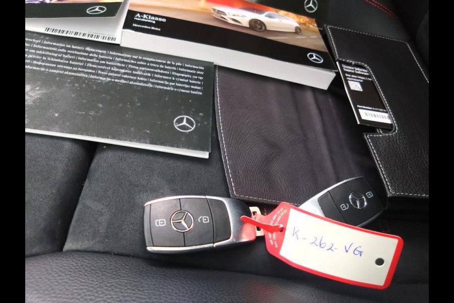 Mercedes-Benz A-Klasse 180 Aut. Business Sol. AMG | Panorama | Sfeer Verlichting | Sportstoelen |