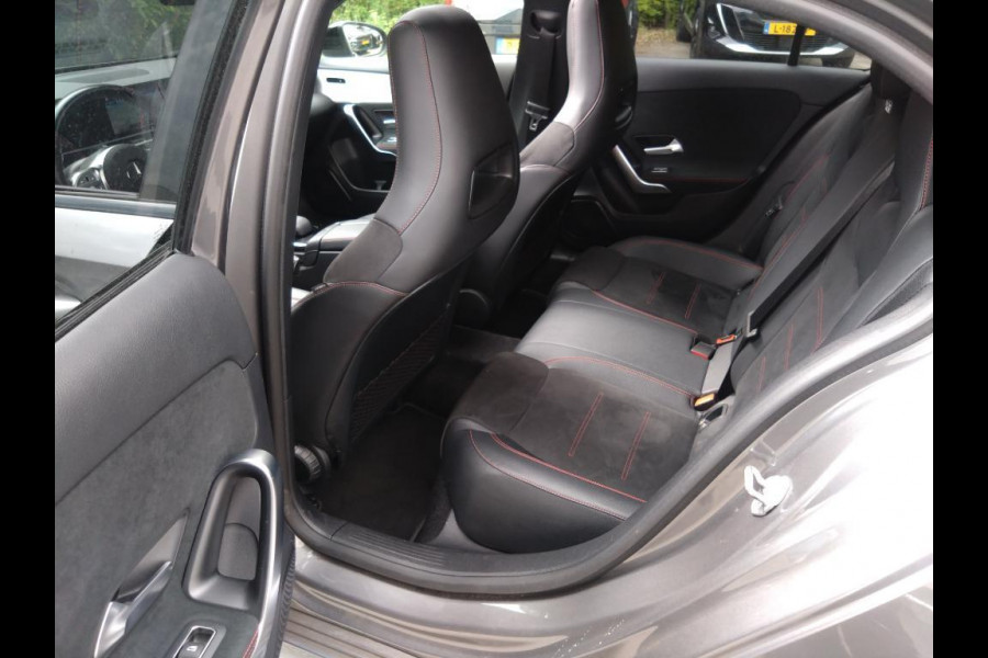 Mercedes-Benz A-Klasse 180 Aut. Business Sol. AMG | Panorama | Sfeer Verlichting | Sportstoelen |