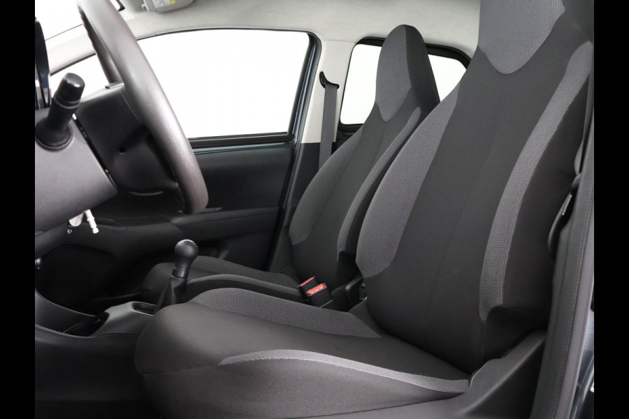 Toyota Aygo 1.0 VVT-i X-Fun Sport + Coral Red Pack | Airco | Bluetooth | 1e eigenaar | Privacy Glass |