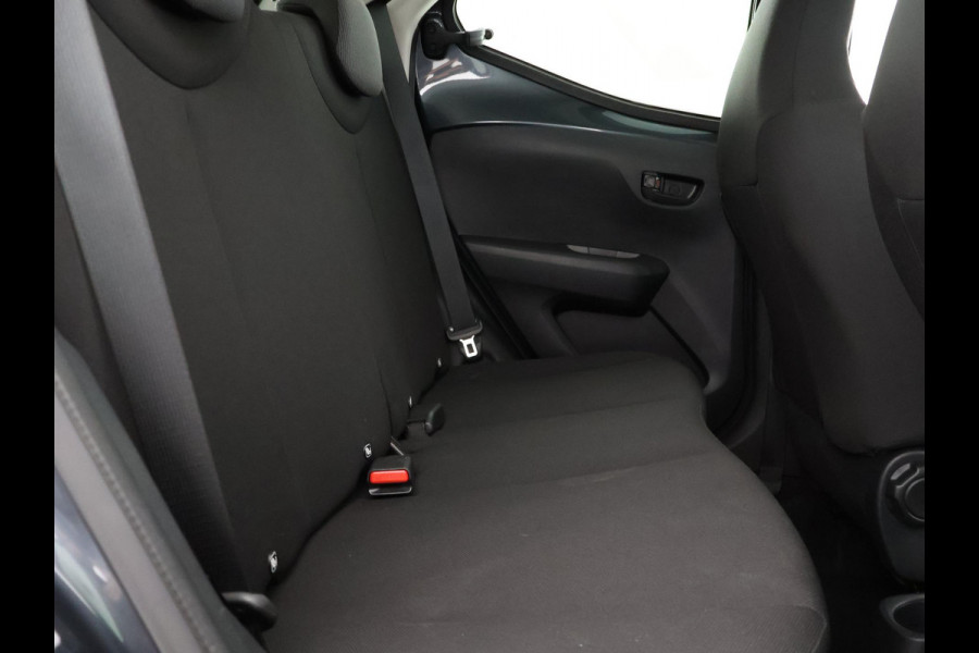 Toyota Aygo 1.0 VVT-i X-Fun Sport + Coral Red Pack | Airco | Bluetooth | 1e eigenaar | Privacy Glass |