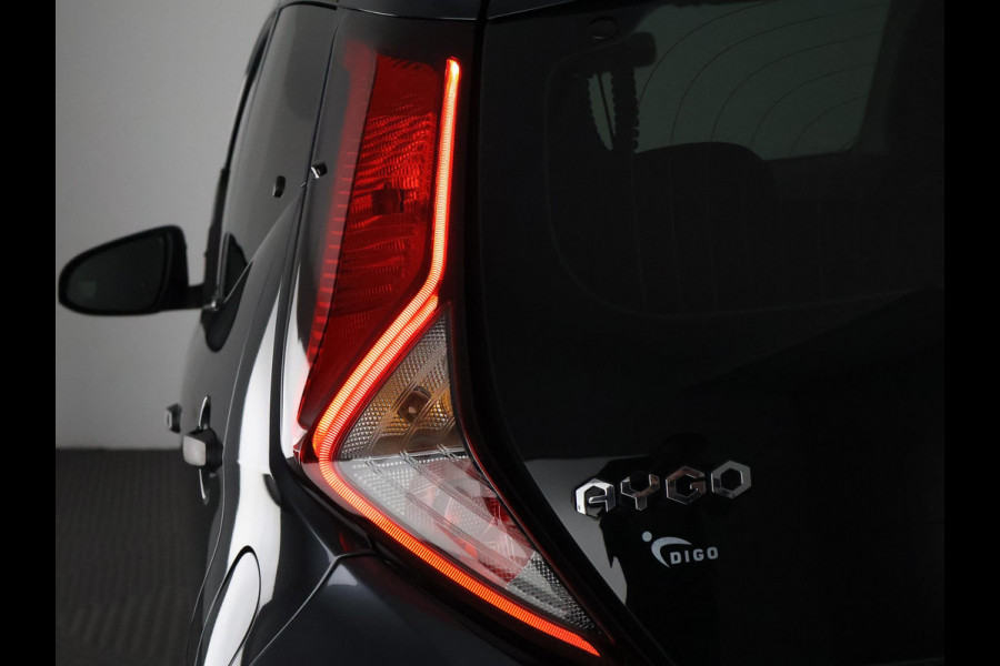 Toyota Aygo 1.0 VVT-i X-Fun Sport + Coral Red Pack | Airco | Bluetooth | 1e eigenaar | Privacy Glass |