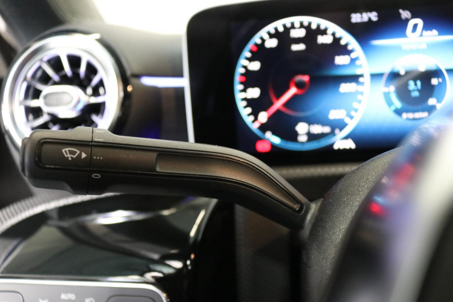 Mercedes-Benz A-Klasse 200 | AMG | MEMORY | PANO | CAMERA | SFEERVERLICHTING | MULTIBEAM LED |