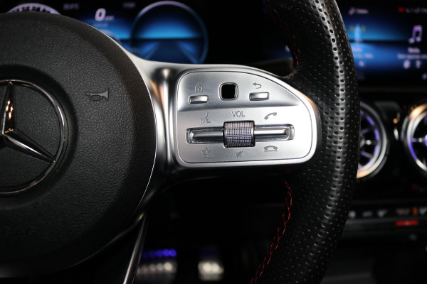 Mercedes-Benz A-Klasse 200 | AMG | MEMORY | PANO | CAMERA | SFEERVERLICHTING | MULTIBEAM LED |