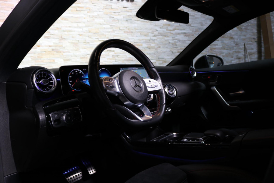 Mercedes-Benz A-Klasse 200 | AMG | MEMORY | PANO | CAMERA | SFEERVERLICHTING | MULTIBEAM LED |