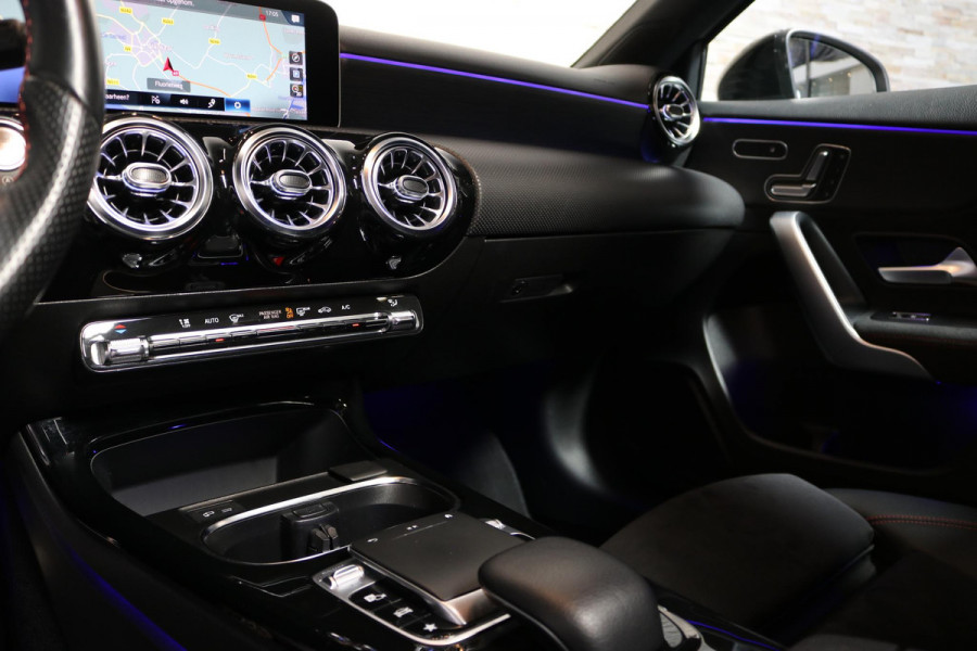 Mercedes-Benz A-Klasse 200 | AMG | MEMORY | PANO | CAMERA | SFEERVERLICHTING | MULTIBEAM LED |