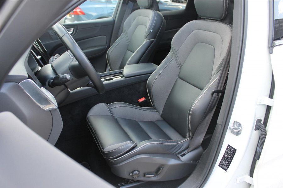 Volvo XC60 T6 350PK Automaat Plug-in hybrid AWD Plus Dark Apple Carplay / Adaptive cruise control / Panorama dak / Sportstoelen / Elektrisch bedienbare bestuurderstoel met geheugen / Keyless Entry / Elektrische achterklep