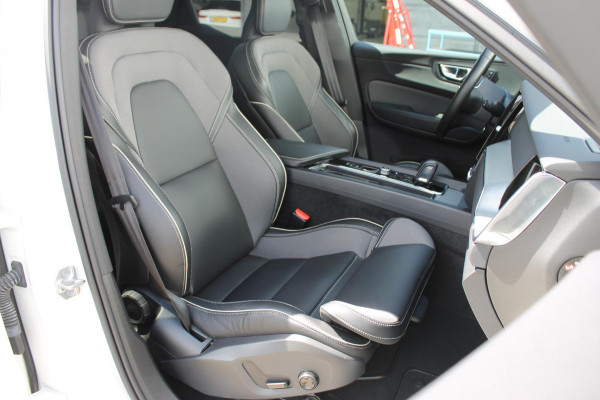 Volvo XC60 T6 350PK Automaat Plug-in hybrid AWD Plus Dark Apple Carplay / Adaptive cruise control / Panorama dak / Sportstoelen / Elektrisch bedienbare bestuurderstoel met geheugen / Keyless Entry / Elektrische achterklep
