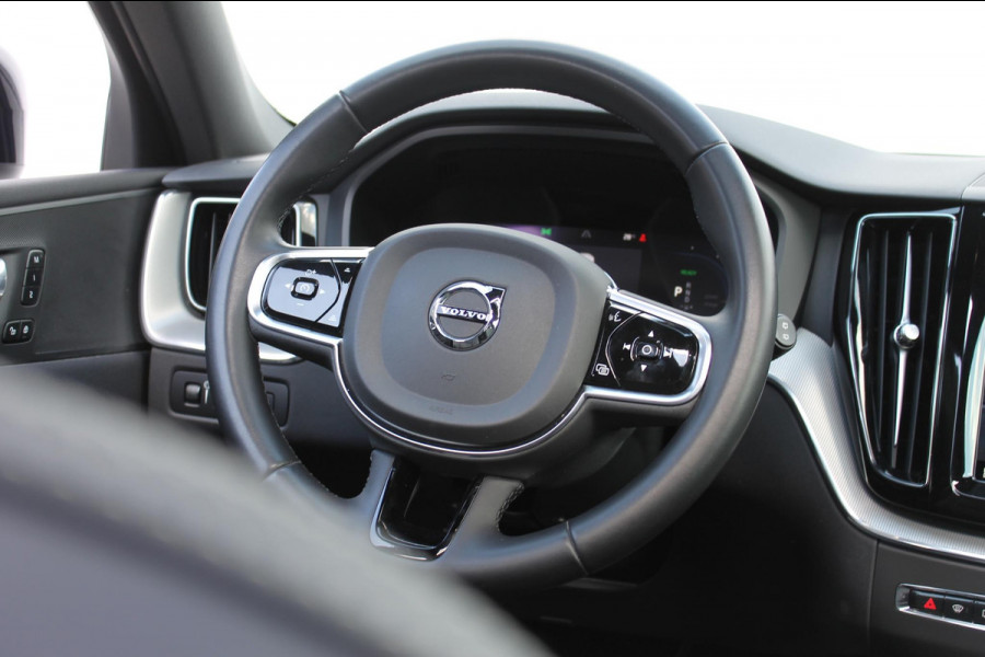 Volvo XC60 T6 350PK Automaat Plug-in hybrid AWD Plus Dark Apple Carplay / Adaptive cruise control / Panorama dak / Sportstoelen / Elektrisch bedienbare bestuurderstoel met geheugen / Keyless Entry / Elektrische achterklep