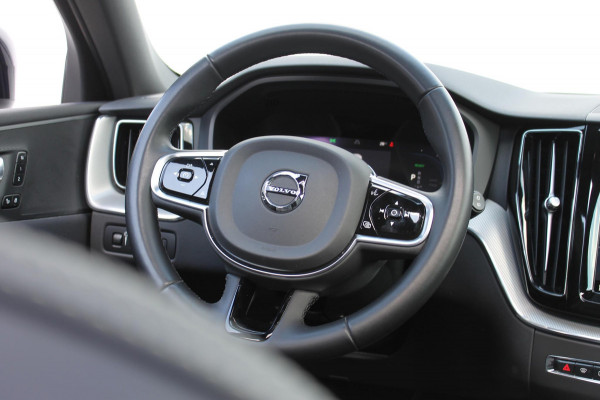 Volvo XC60 T6 350PK Automaat Plug-in hybrid AWD Plus Dark Apple Carplay / Adaptive cruise control / Panorama dak / Sportstoelen / Elektrisch bedienbare bestuurderstoel met geheugen / Keyless Entry / Elektrische achterklep