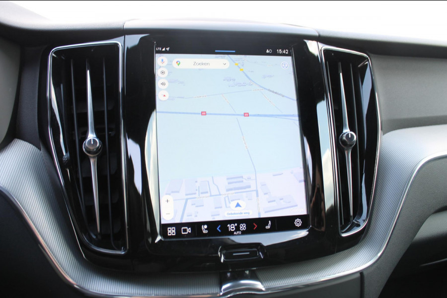 Volvo XC60 T6 350PK Automaat Plug-in hybrid AWD Plus Dark Apple Carplay / Adaptive cruise control / Panorama dak / Sportstoelen / Elektrisch bedienbare bestuurderstoel met geheugen / Keyless Entry / Elektrische achterklep