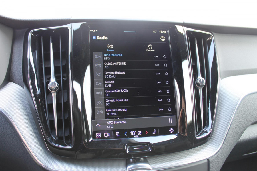 Volvo XC60 T6 350PK Automaat Plug-in hybrid AWD Plus Dark Apple Carplay / Adaptive cruise control / Panorama dak / Sportstoelen / Elektrisch bedienbare bestuurderstoel met geheugen / Keyless Entry / Elektrische achterklep