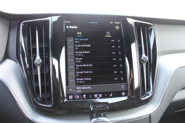 Volvo XC60 T6 350PK Automaat Plug-in hybrid AWD Plus Dark Apple Carplay / Adaptive cruise control / Panorama dak / Sportstoelen / Elektrisch bedienbare bestuurderstoel met geheugen / Keyless Entry / Elektrische achterklep