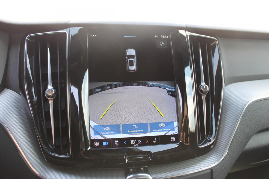 Volvo XC60 T6 350PK Automaat Plug-in hybrid AWD Plus Dark Apple Carplay / Adaptive cruise control / Panorama dak / Sportstoelen / Elektrisch bedienbare bestuurderstoel met geheugen / Keyless Entry / Elektrische achterklep