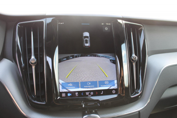 Volvo XC60 T6 350PK Automaat Plug-in hybrid AWD Plus Dark Apple Carplay / Adaptive cruise control / Panorama dak / Sportstoelen / Elektrisch bedienbare bestuurderstoel met geheugen / Keyless Entry / Elektrische achterklep