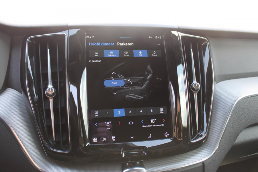 Volvo XC60 T6 350PK Automaat Plug-in hybrid AWD Plus Dark Apple Carplay / Adaptive cruise control / Panorama dak / Sportstoelen / Elektrisch bedienbare bestuurderstoel met geheugen / Keyless Entry / Elektrische achterklep