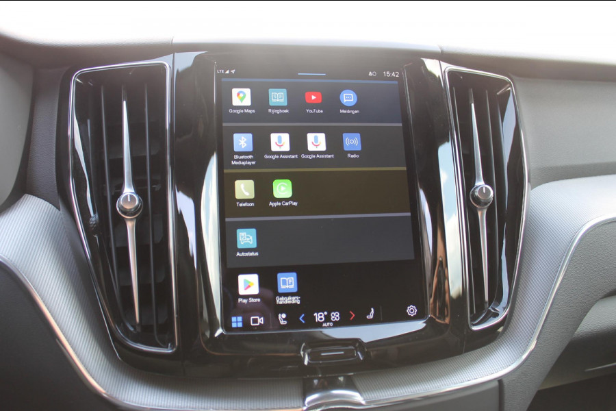 Volvo XC60 T6 350PK Automaat Plug-in hybrid AWD Plus Dark Apple Carplay / Adaptive cruise control / Panorama dak / Sportstoelen / Elektrisch bedienbare bestuurderstoel met geheugen / Keyless Entry / Elektrische achterklep