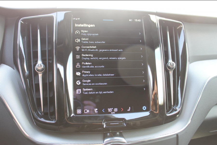 Volvo XC60 T6 350PK Automaat Plug-in hybrid AWD Plus Dark Apple Carplay / Adaptive cruise control / Panorama dak / Sportstoelen / Elektrisch bedienbare bestuurderstoel met geheugen / Keyless Entry / Elektrische achterklep