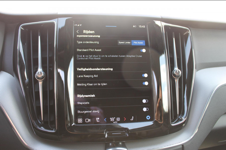 Volvo XC60 T6 350PK Automaat Plug-in hybrid AWD Plus Dark Apple Carplay / Adaptive cruise control / Panorama dak / Sportstoelen / Elektrisch bedienbare bestuurderstoel met geheugen / Keyless Entry / Elektrische achterklep