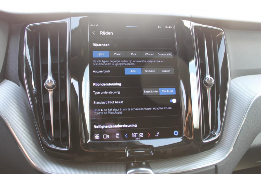 Volvo XC60 T6 350PK Automaat Plug-in hybrid AWD Plus Dark Apple Carplay / Adaptive cruise control / Panorama dak / Sportstoelen / Elektrisch bedienbare bestuurderstoel met geheugen / Keyless Entry / Elektrische achterklep