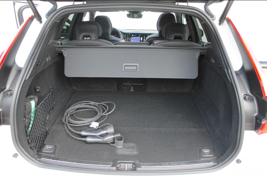 Volvo XC60 T6 350PK Automaat Plug-in hybrid AWD Plus Dark Apple Carplay / Adaptive cruise control / Panorama dak / Sportstoelen / Elektrisch bedienbare bestuurderstoel met geheugen / Keyless Entry / Elektrische achterklep