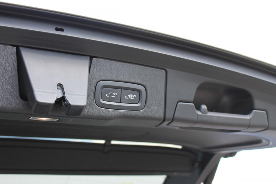 Volvo XC60 T6 350PK Automaat Plug-in hybrid AWD Plus Dark Apple Carplay / Adaptive cruise control / Panorama dak / Sportstoelen / Elektrisch bedienbare bestuurderstoel met geheugen / Keyless Entry / Elektrische achterklep
