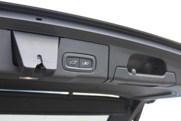 Volvo XC60 T6 350PK Automaat Plug-in hybrid AWD Plus Dark Apple Carplay / Adaptive cruise control / Panorama dak / Sportstoelen / Elektrisch bedienbare bestuurderstoel met geheugen / Keyless Entry / Elektrische achterklep