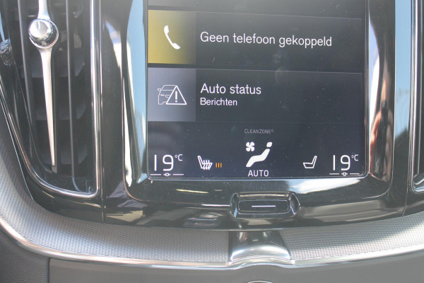 Volvo XC60 T8 Twin Engine AWD R-Design Luchtvering / Head-up display / BLIS / Elektrisch bedienbare bestuurderstoel met geheugen / Cruise control / Achteruitrij camera / Apple Carplay / Android auto /
