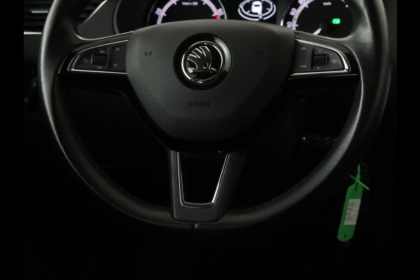 Škoda Octavia 1.5 TSI Business Edition | Stoelverwarming | Trekhaak | Carplay | Parkeerhulp | Navigatie | Verwarmde voorruit | Climate control | Cruise control
