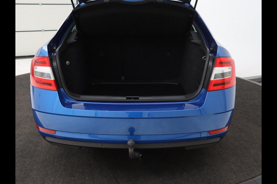 Škoda Octavia 1.5 TSI Business Edition | Stoelverwarming | Trekhaak | Carplay | Parkeerhulp | Navigatie | Verwarmde voorruit | Climate control | Cruise control