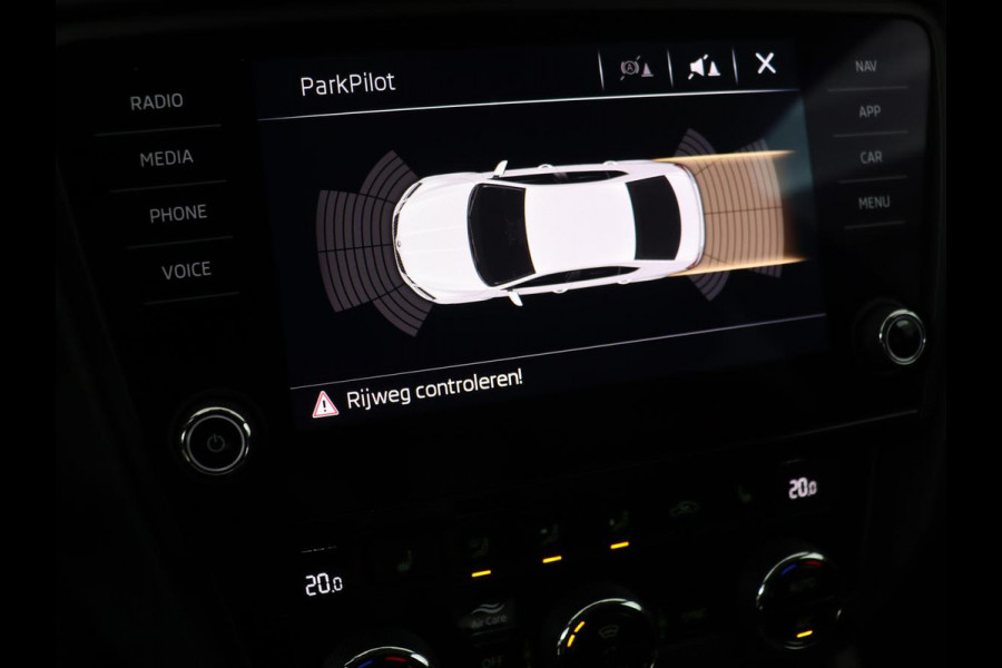 Škoda Octavia 1.5 TSI Business Edition | Stoelverwarming | Trekhaak | Carplay | Parkeerhulp | Navigatie | Verwarmde voorruit | Climate control | Cruise control