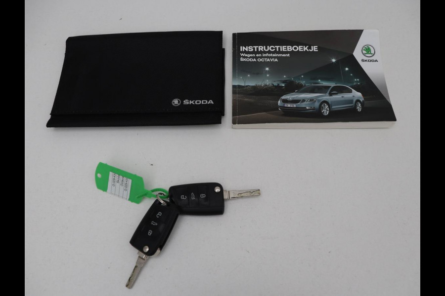 Škoda Octavia 1.5 TSI Business Edition | Stoelverwarming | Trekhaak | Carplay | Parkeerhulp | Navigatie | Verwarmde voorruit | Climate control | Cruise control