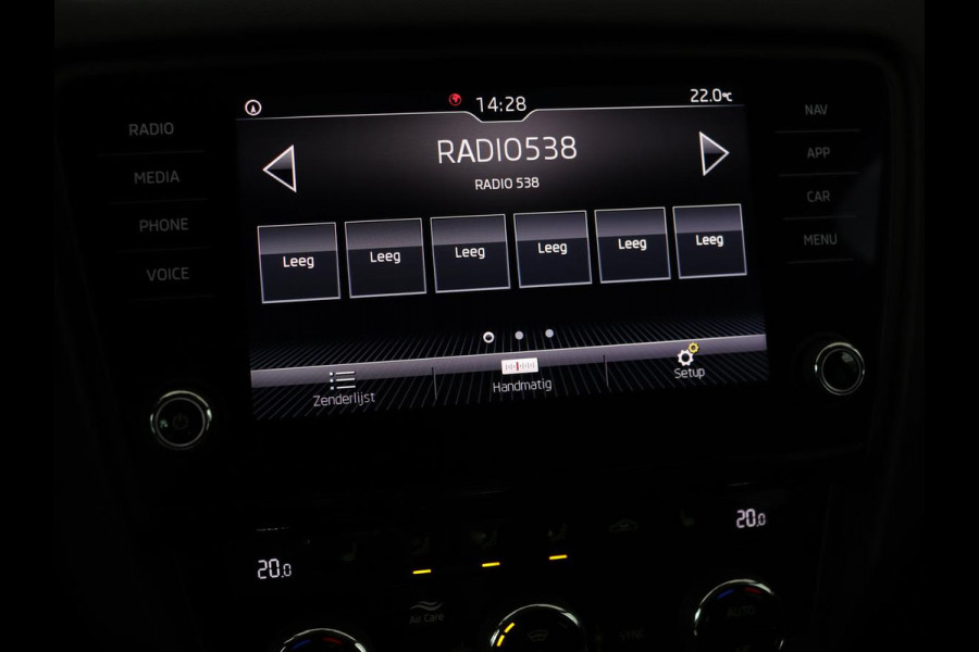 Škoda Octavia 1.5 TSI Business Edition | Stoelverwarming | Trekhaak | Carplay | Parkeerhulp | Navigatie | Verwarmde voorruit | Climate control | Cruise control
