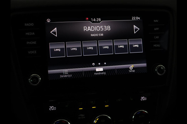 Škoda Octavia 1.5 TSI Business Edition | Stoelverwarming | Trekhaak | Carplay | Parkeerhulp | Navigatie | Verwarmde voorruit | Climate control | Cruise control