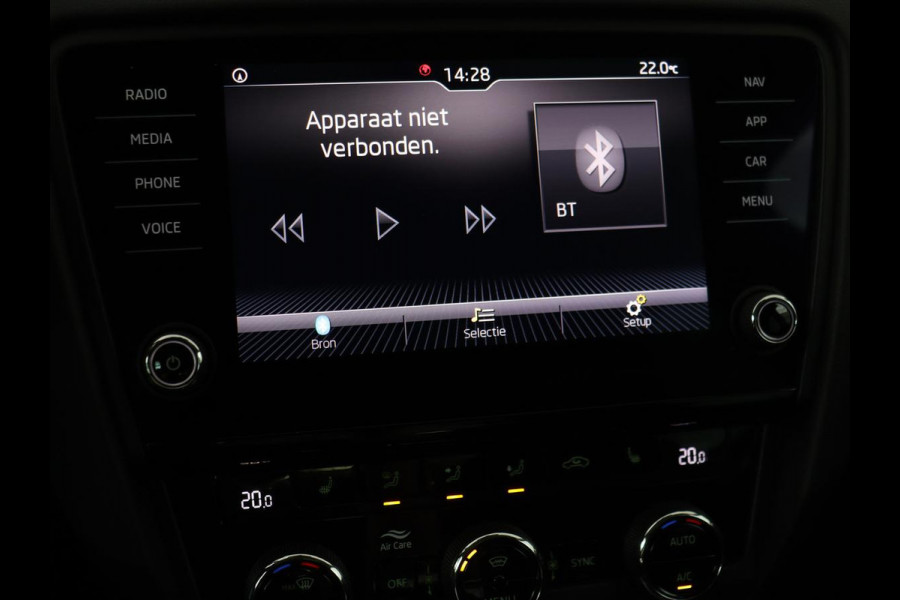 Škoda Octavia 1.5 TSI Business Edition | Stoelverwarming | Trekhaak | Carplay | Parkeerhulp | Navigatie | Verwarmde voorruit | Climate control | Cruise control