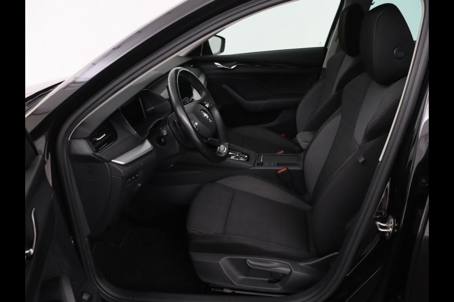 Škoda Octavia 1.0 e-TSI Business Edition | Trekhaak | Camera | Sfeerverlichting | Carplay | Navigatie | Side Assist | Climate control | Digital Cockpit | Full LED