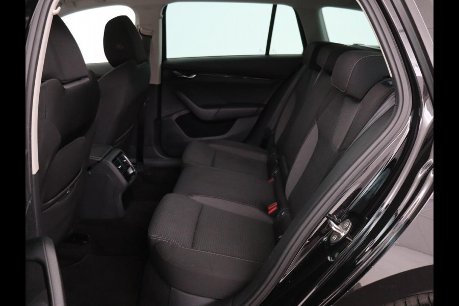 Škoda Octavia 1.0 e-TSI Business Edition | Trekhaak | Camera | Sfeerverlichting | Carplay | Navigatie | Side Assist | Climate control | Digital Cockpit | Full LED