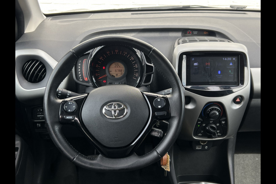 Toyota Aygo 1.0 VVT-i x-play | Carplay | Camera | Trekhaak | RIJKLAAR