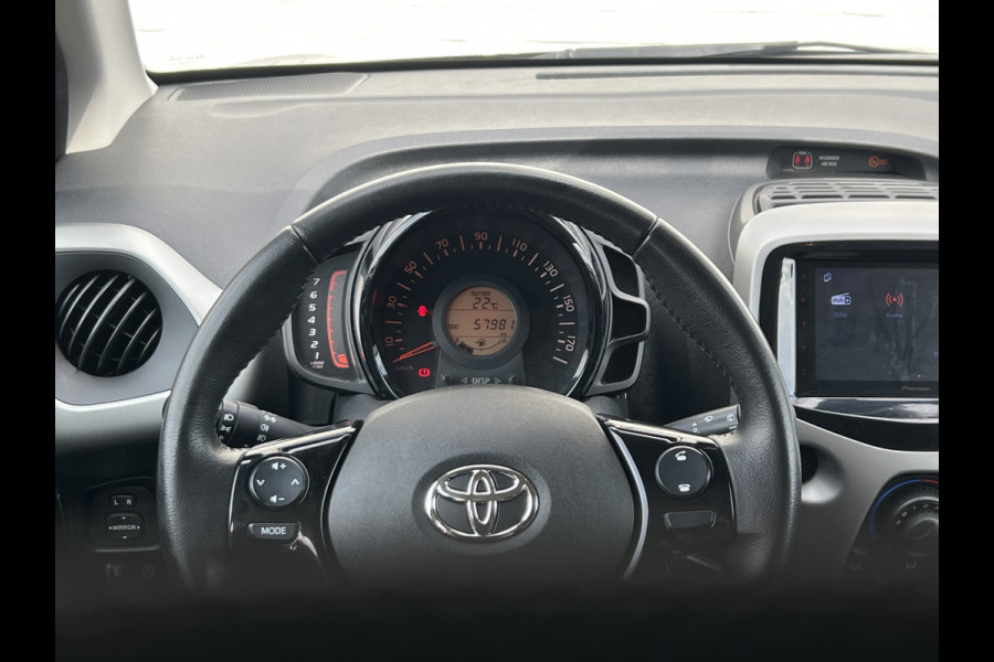 Toyota Aygo 1.0 VVT-i x-play | Carplay | Camera | Trekhaak | RIJKLAAR