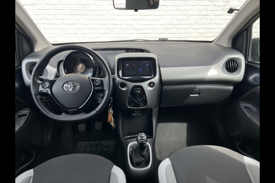 Toyota Aygo 1.0 VVT-i x-play | Carplay | Camera | Trekhaak | RIJKLAAR