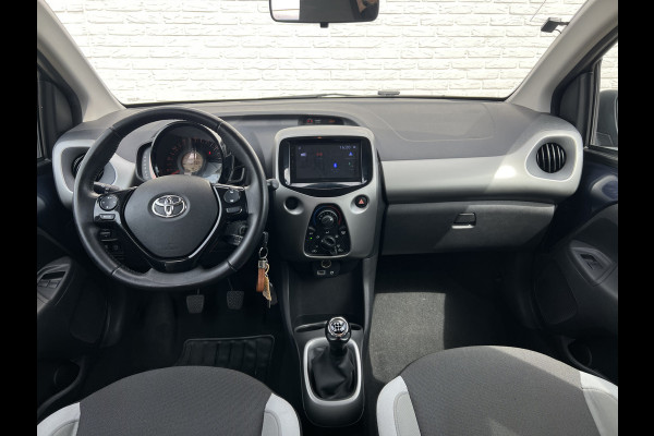 Toyota Aygo 1.0 VVT-i x-play | Carplay | Camera | Trekhaak | RIJKLAAR