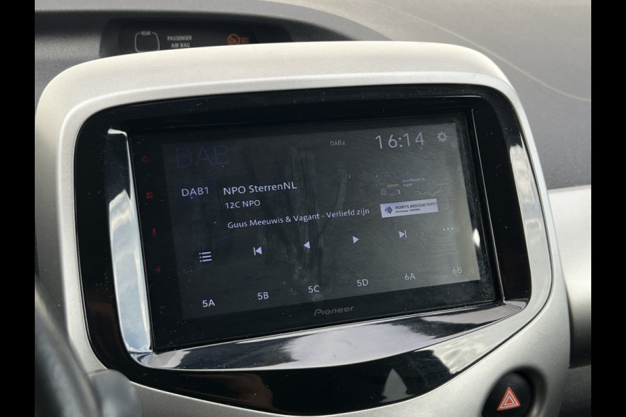 Toyota Aygo 1.0 VVT-i x-play | Carplay | Camera | Trekhaak | RIJKLAAR