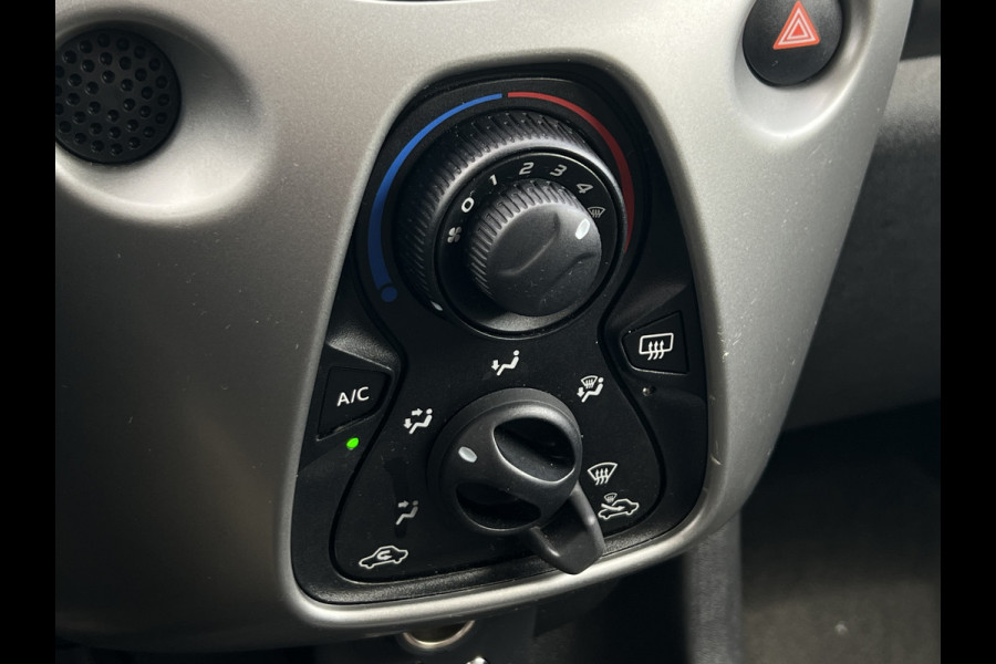 Toyota Aygo 1.0 VVT-i x-play | Carplay | Camera | Trekhaak | RIJKLAAR