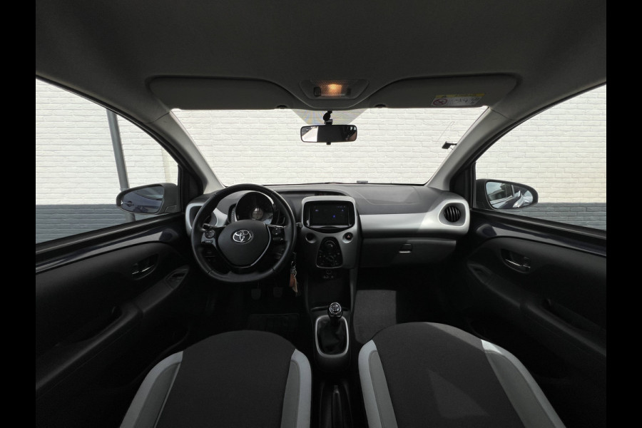 Toyota Aygo 1.0 VVT-i x-play | Carplay | Camera | Trekhaak | RIJKLAAR