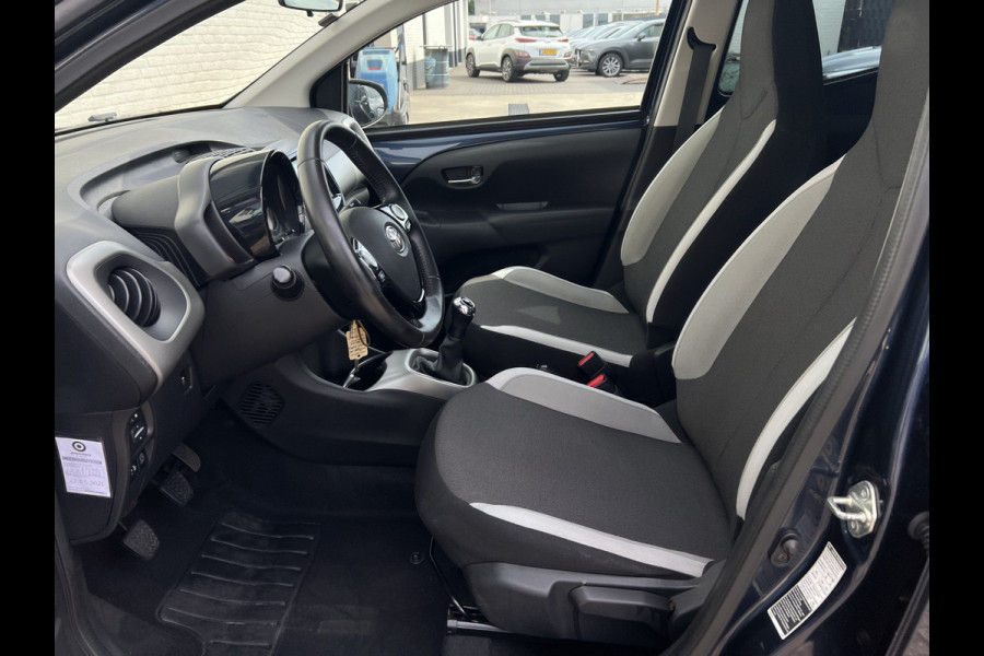 Toyota Aygo 1.0 VVT-i x-play | Carplay | Camera | Trekhaak | RIJKLAAR